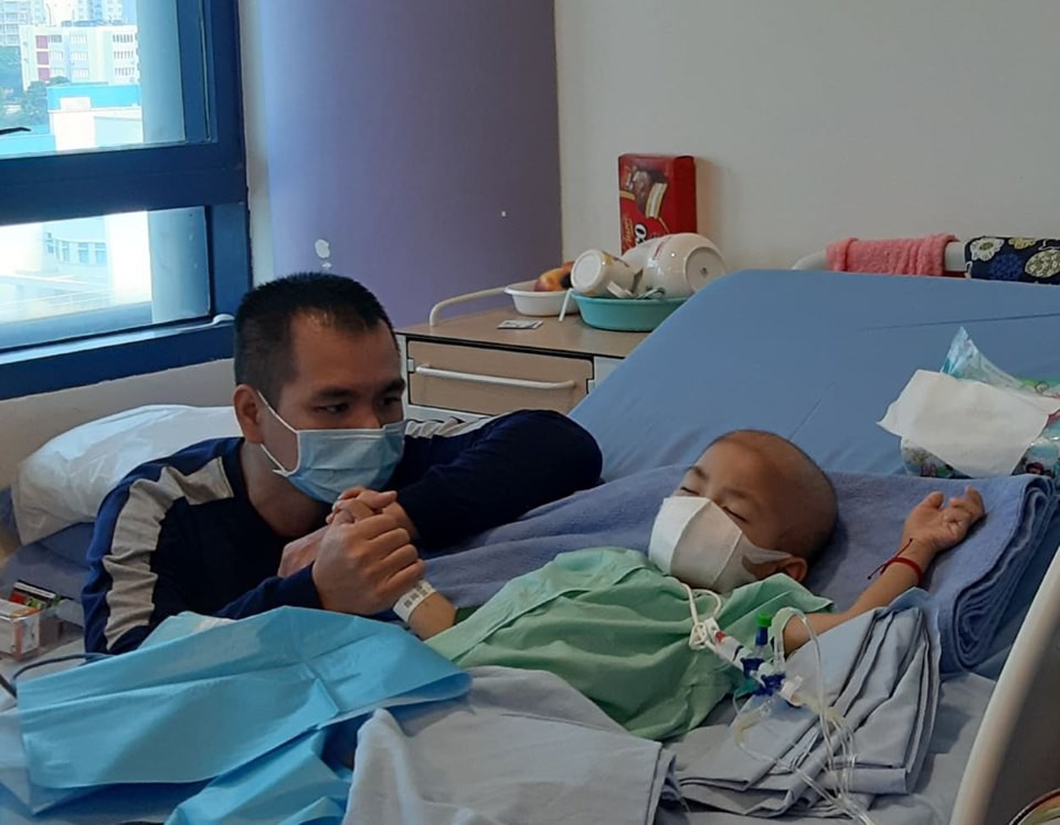 Thiên thần "đầu trọc" 3 tuổi vẫn hồn nhiên sau chục lần truyền hóa chất: "Bố ơi sao mình không về nhà, sao tóc con lại rụng hết?" - Ảnh 4. Thiên thần "đầu trọc" 3 tuổi vẫn hồn nhiên sau chục lần truyền hóa chất: "Bố ơi sao mình không về nhà, sao tóc con lại rụng hết?" - Ảnh 4.