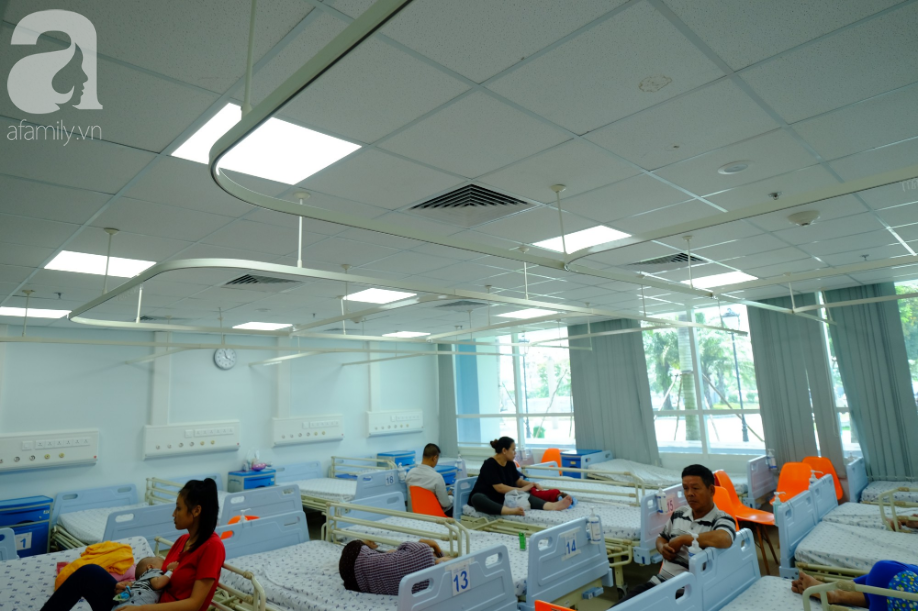 Thương tâm: Trượt chân trong nhà tắm, bé trai 6 tuổi bị mảnh gạch vỡ cắt gần đứt lìa cổ tay - Ảnh 2. Thương tâm: Trượt chân trong nhà tắm, bé trai 6 tuổi bị mảnh gạch vỡ cắt gần đứt lìa cổ tay - Ảnh 2.