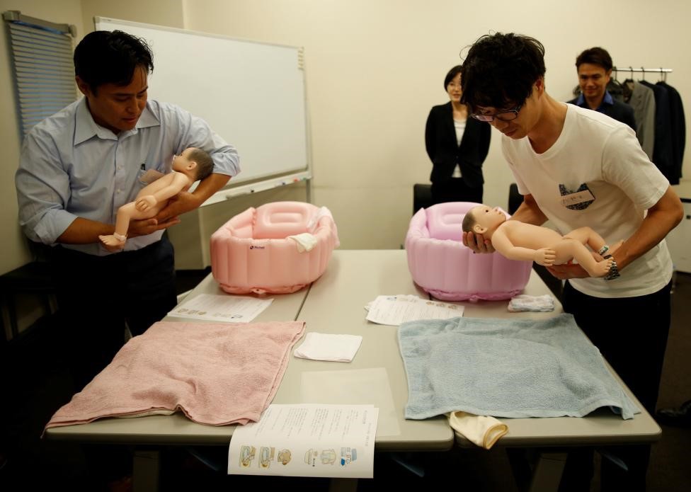 "Hoảng hồn" với ông bố trẻ xoay bay đầu "con" trong lớp học kỹ năng chăm bé sơ sinh dành cho các ông bố - Ảnh 4. "Hoảng hồn" với ông bố trẻ xoay bay đầu "con" trong lớp học kỹ năng chăm bé sơ sinh dành cho các ông bố - Ảnh 4.
