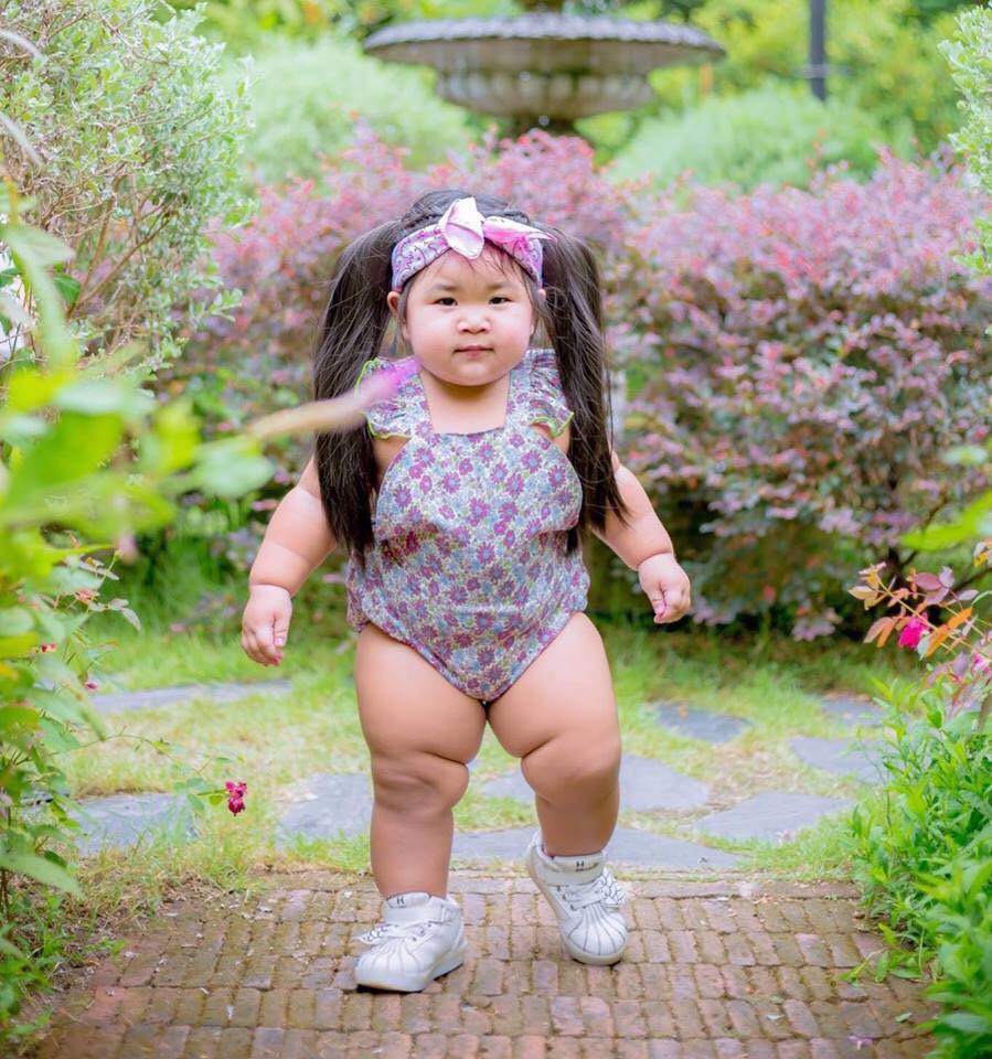 Thân hình "lực lưỡng" như sumo, lại thêm mái tóc duyên hết phần thiên hạ, bé gái này khiến ai nhìn cũng phải "há hốc mồm" ngạc nhiên - Ảnh 4. Thân hình "lực lưỡng" như sumo, lại thêm mái tóc duyên hết phần thiên hạ, bé gái này khiến ai nhìn cũng phải "há hốc mồm" ngạc nhiên - Ảnh 4.