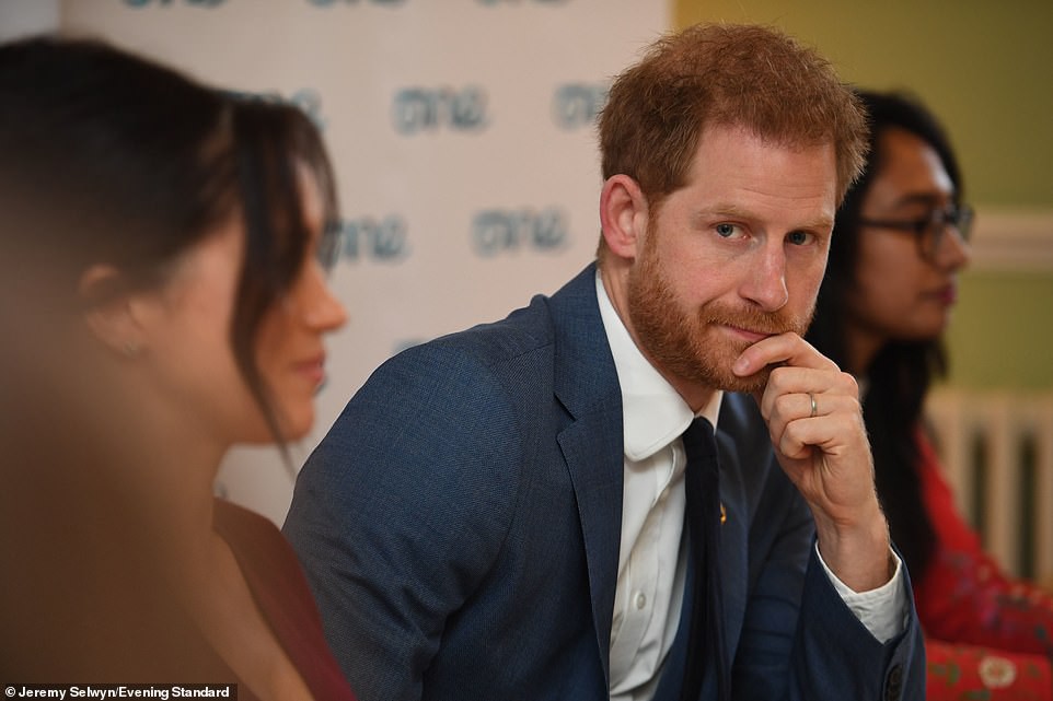 Meghan Markle xuất hiện sành điệu trong sự kiện mới nhất và bị chỉ trích là đang thao túng chồng bằng một "âm mưu" hoàn hảo - Ảnh 3. Meghan Markle xuất hiện sành điệu trong sự kiện mới nhất và bị chỉ trích là đang thao túng chồng bằng một "âm mưu" hoàn hảo - Ảnh 3.