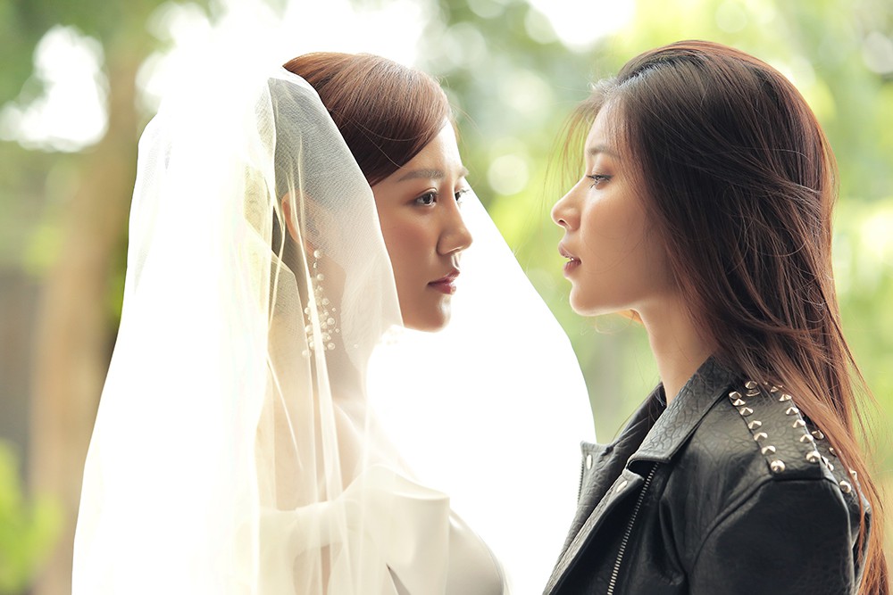 Văn Mai Hương tiếp tục lừa cả showbiz: Không đám cưới với Bùi Anh Tuấn mà hôn môi đồng giới Đồng Ánh Quỳnh - Ảnh 8. Văn Mai Hương tiếp tục lừa cả showbiz: Không đám cưới với Bùi Anh Tuấn mà hôn môi đồng giới Đồng Ánh Quỳnh - Ảnh 8.