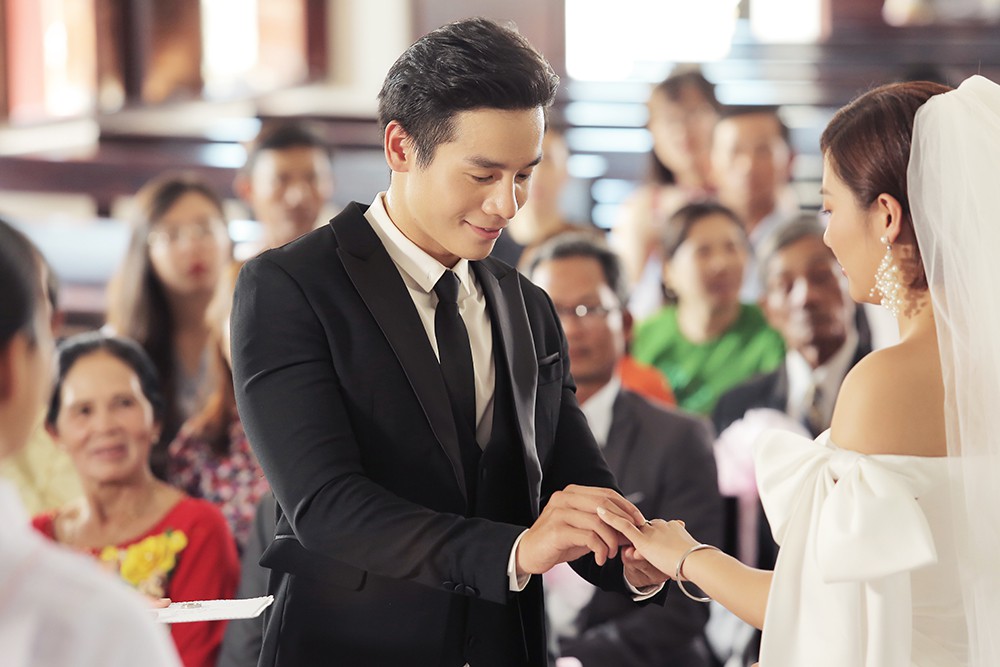 Văn Mai Hương tiếp tục lừa cả showbiz: Không đám cưới với Bùi Anh Tuấn mà hôn môi đồng giới Đồng Ánh Quỳnh - Ảnh 5. Văn Mai Hương tiếp tục lừa cả showbiz: Không đám cưới với Bùi Anh Tuấn mà hôn môi đồng giới Đồng Ánh Quỳnh - Ảnh 5.