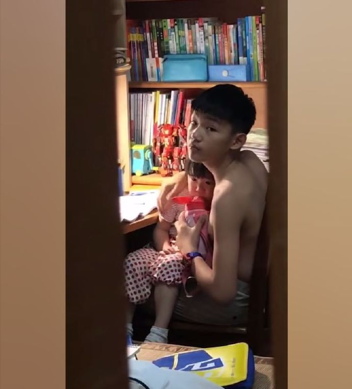 Cô bé bị mẹ mắng khóc mãi không thôi, nhưng bỗng dưng im bặt bởi một hành động cực dễ thương của anh trai - Ảnh 4. Cô bé bị mẹ mắng khóc mãi không thôi, nhưng bỗng dưng im bặt bởi một hành động cực dễ thương của anh trai - Ảnh 4.