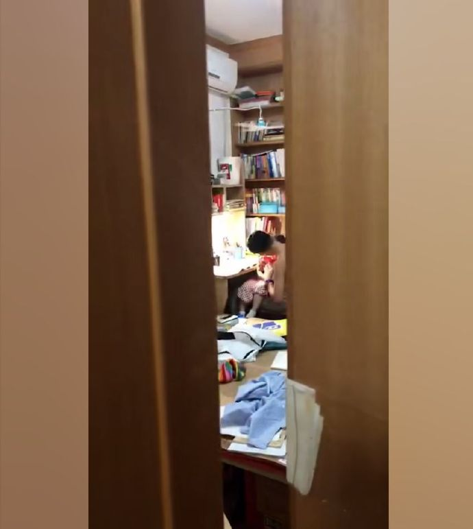 Cô bé bị mẹ mắng khóc mãi không thôi, nhưng bỗng dưng im bặt bởi một hành động cực dễ thương của anh trai - Ảnh 2. Cô bé bị mẹ mắng khóc mãi không thôi, nhưng bỗng dưng im bặt bởi một hành động cực dễ thương của anh trai - Ảnh 2.