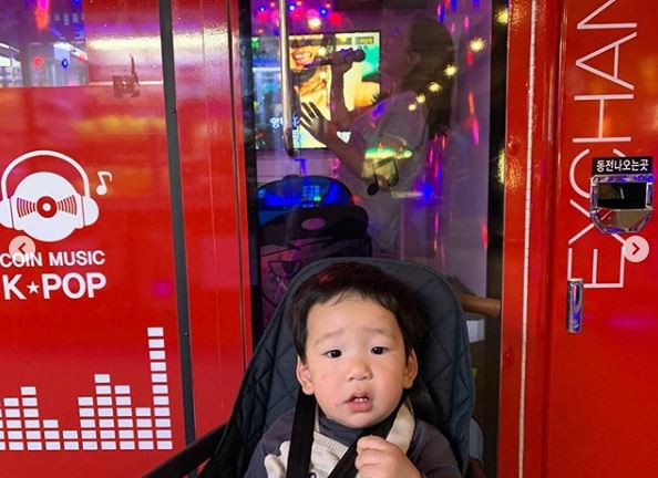 Bà mẹ với sở thích làm "trò con bò" đằng sau lưng con nay lại tái xuất với loạt hình ảnh khó đỡ - Ảnh 5. Bà mẹ với sở thích làm "trò con bò" đằng sau lưng con nay lại tái xuất với loạt hình ảnh khó đỡ - Ảnh 5.