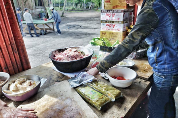 B&ecirc;n trong trại dừng ch&acirc;n của người Việt chờ nhập cư tr&aacute;i ph&eacute;p v&agrave;o Anh: Cuộc sống tồi t&agrave;n, d&ugrave; đ&atilde; được cảnh b&aacute;o nhưng chấp nhận dấn th&acirc;n để đổi đời - Ảnh 3.