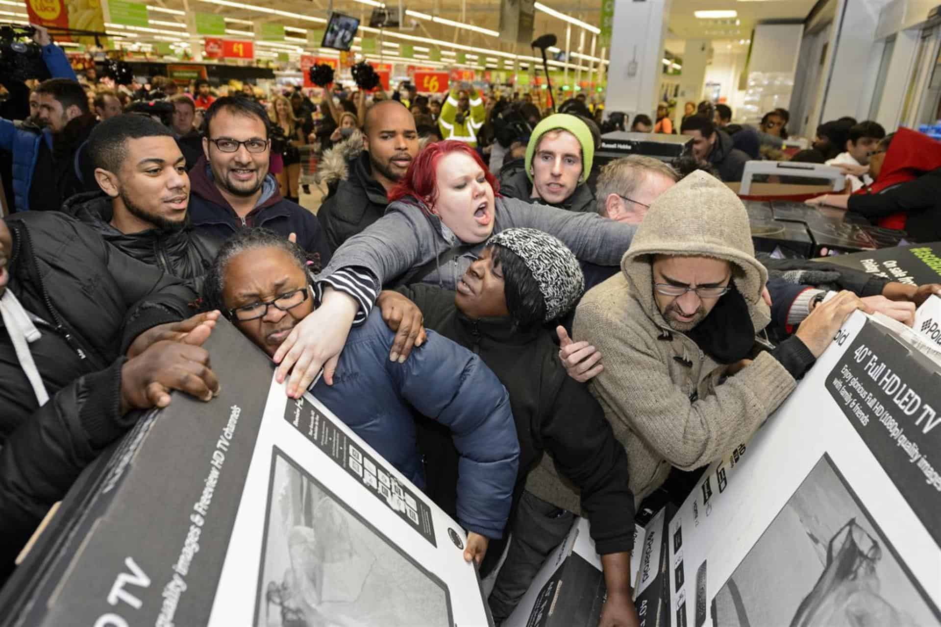 Black Friday và những cái bẫy dễ sập dành cho người tiêu dùng cuồng mua sắm - Ảnh 1. Black Friday và những cái bẫy dễ sập dành cho người tiêu dùng cuồng mua sắm - Ảnh 1.