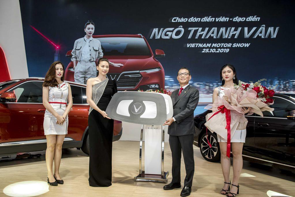 Ng&ocirc; Thanh V&acirc;n nhận xe VinFast Lux SA2.0 gi&aacute; hơn 1,7 tỷ đồng v&agrave; sẽ mang xe l&ecirc;n phim - Ảnh 1.
