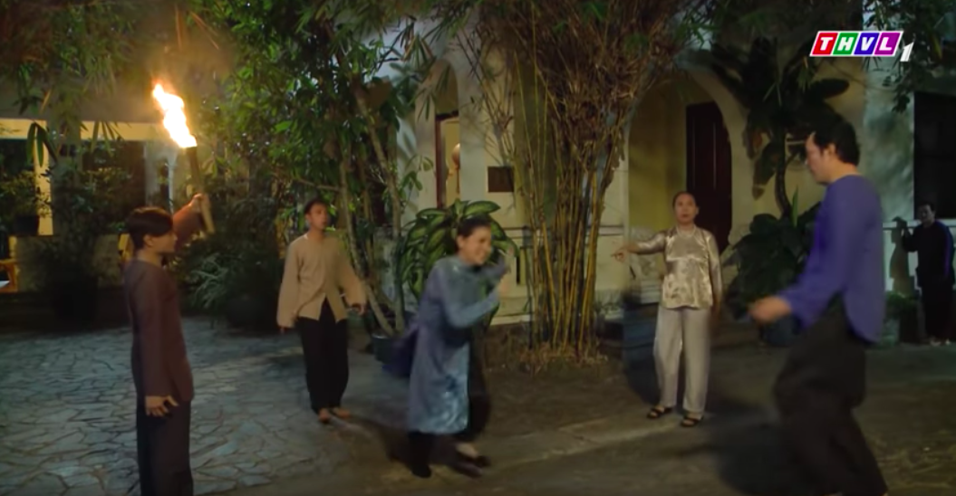 "Tiếng sét trong mưa": Nửa đêm đến nhà kiếm chồng người khác, Hai Sáng mặt sẹo bị đánh ghen tập thể - Ảnh 2. "Tiếng sét trong mưa": Nửa đêm đến nhà kiếm chồng người khác, Hai Sáng mặt sẹo bị đánh ghen tập thể - Ảnh 2.