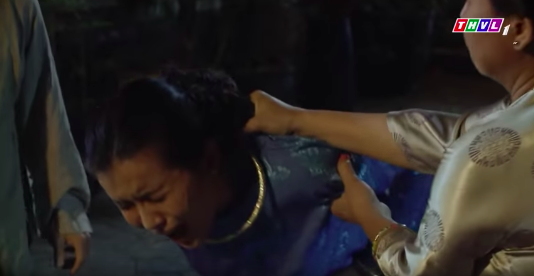 "Tiếng sét trong mưa": Nửa đêm đến nhà kiếm chồng người khác, Hai Sáng mặt sẹo bị đánh ghen tập thể - Ảnh 3. "Tiếng sét trong mưa": Nửa đêm đến nhà kiếm chồng người khác, Hai Sáng mặt sẹo bị đánh ghen tập thể - Ảnh 3.