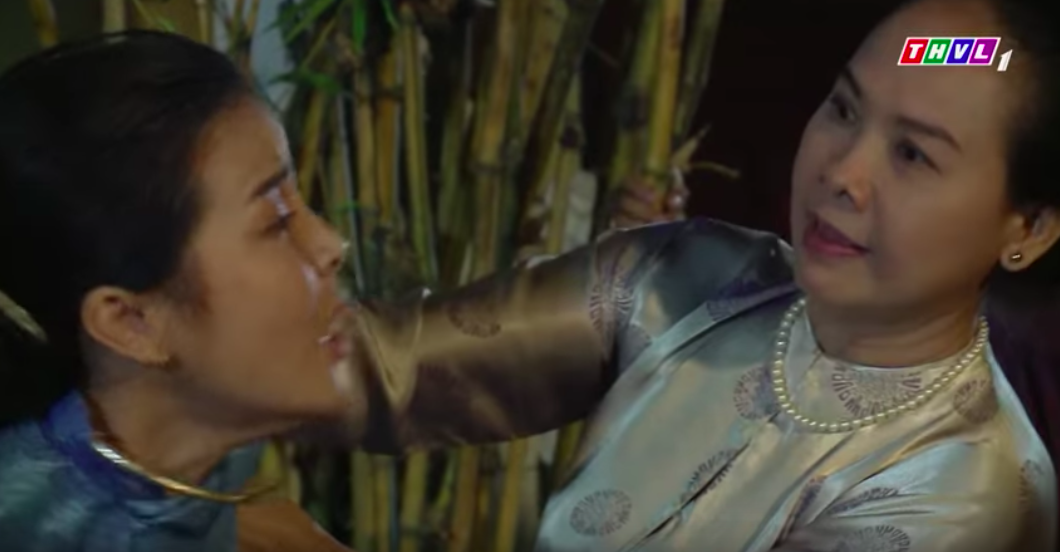 "Tiếng sét trong mưa": Nửa đêm đến nhà kiếm chồng người khác, Hai Sáng mặt sẹo bị đánh ghen tập thể - Ảnh 4. "Tiếng sét trong mưa": Nửa đêm đến nhà kiếm chồng người khác, Hai Sáng mặt sẹo bị đánh ghen tập thể - Ảnh 4.