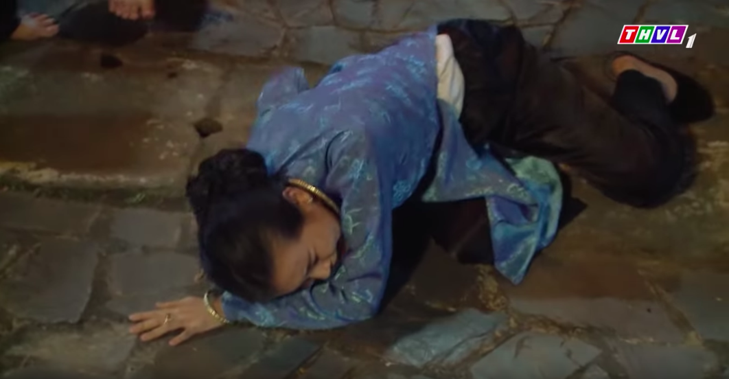 "Tiếng sét trong mưa": Nửa đêm đến nhà kiếm chồng người khác, Hai Sáng mặt sẹo bị đánh ghen tập thể - Ảnh 6. "Tiếng sét trong mưa": Nửa đêm đến nhà kiếm chồng người khác, Hai Sáng mặt sẹo bị đánh ghen tập thể - Ảnh 6.