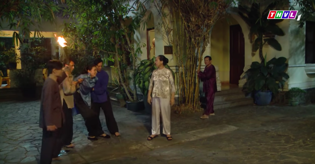 "Tiếng sét trong mưa": Nửa đêm đến nhà kiếm chồng người khác, Hai Sáng mặt sẹo bị đánh ghen tập thể - Ảnh 7. "Tiếng sét trong mưa": Nửa đêm đến nhà kiếm chồng người khác, Hai Sáng mặt sẹo bị đánh ghen tập thể - Ảnh 7.