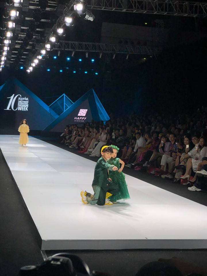 H'Hen Niê bế em bé ung thư: Khoảnh khắc cả khán phòng như vỡ oà - một cái kết nhiều lắng đọng trên sàn diễn ngày thứ 2 của AVIFW 2019 - Ảnh 6. H'Hen Niê bế em bé ung thư: Khoảnh khắc cả khán phòng như vỡ oà - một cái kết nhiều lắng đọng trên sàn diễn ngày thứ 2 của AVIFW 2019 - Ảnh 6.