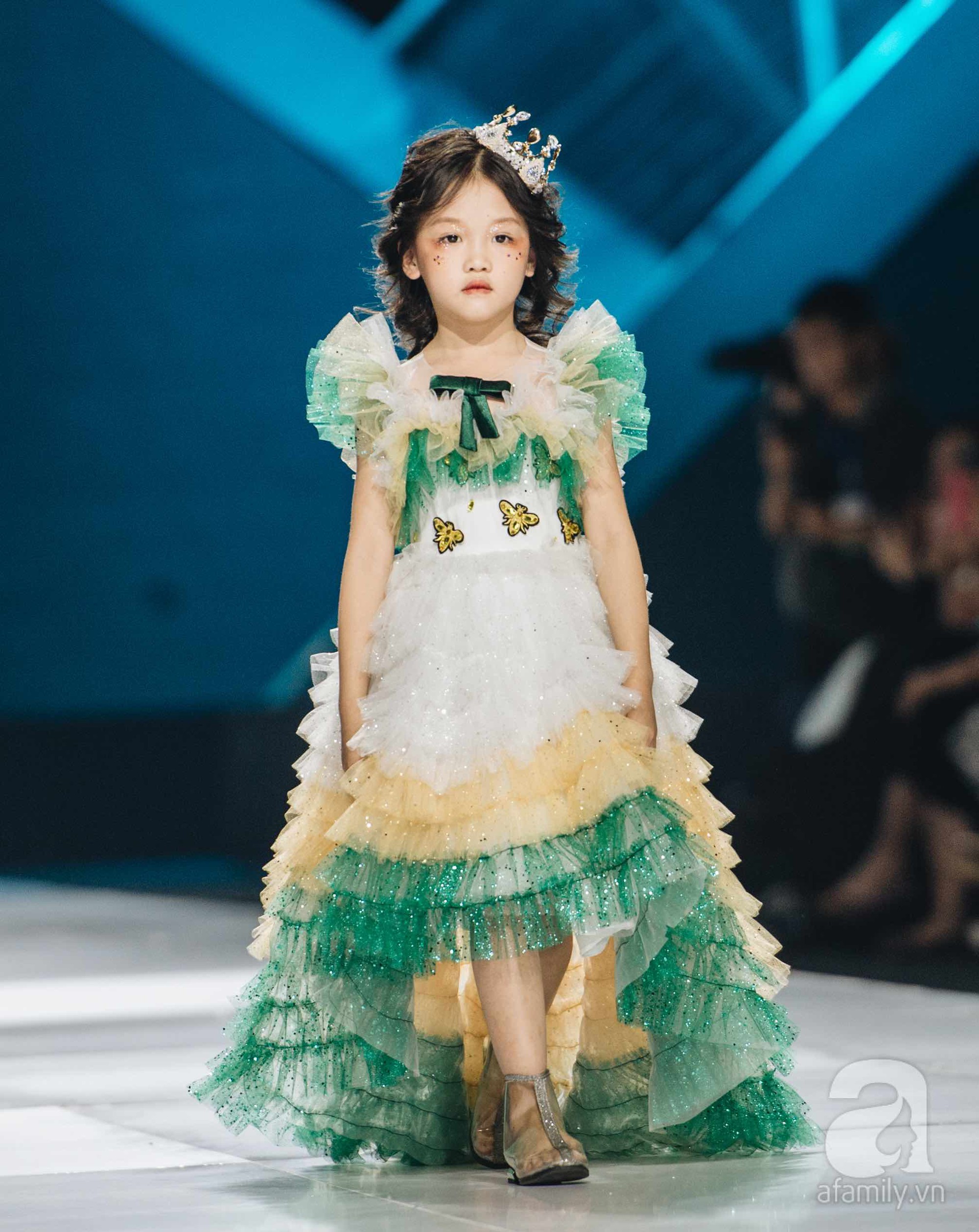 Hoa hậu H'Hen Niê bế em bé ung thư chính khoảnh khắc cả khán phòng như vỡ oà - một cái kết cảm xúc nhất trên sàn diễn ngày thứ 2 của AVIFW 2019 - Ảnh 4. Hoa hậu H'Hen Niê bế em bé ung thư chính khoảnh khắc cả khán phòng như vỡ oà - một cái kết cảm xúc nhất trên sàn diễn ngày thứ 2 của AVIFW 2019 - Ảnh 4.