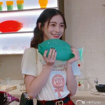 Angelababy đẹp xuất thần khi hóa thân nữ đầu bếp trong hậu trường show mới - Ảnh 1.