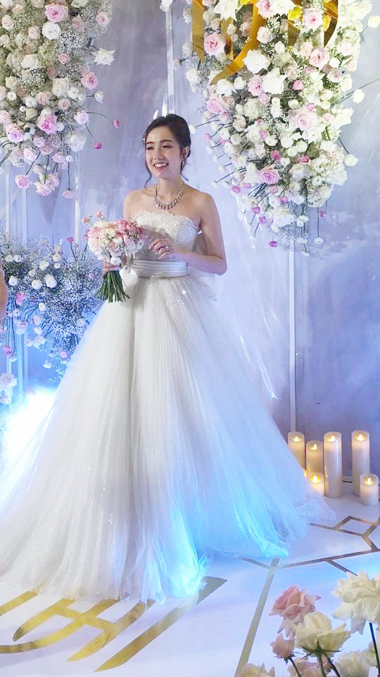 Không rình rang như đám cưới Đông Nhi, Mie Nguyễn vẫn là cô dâu lộng lẫy, song nhan sắc của mẹ đẻ hot girl 9X mới thực sự &quot;phá đảo&quot; - Ảnh 1.
