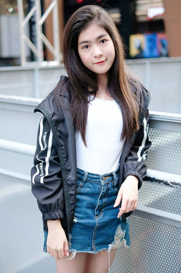 Chỉ ngồi rửa b&aacute;t th&ocirc;i, c&ocirc; g&aacute;i n&agrave;y cũng khiến cư d&acirc;n mạng thi nhau t&igrave;m kiếm info v&igrave; nhan sắc qu&aacute; xinh đẹp - Ảnh 7.