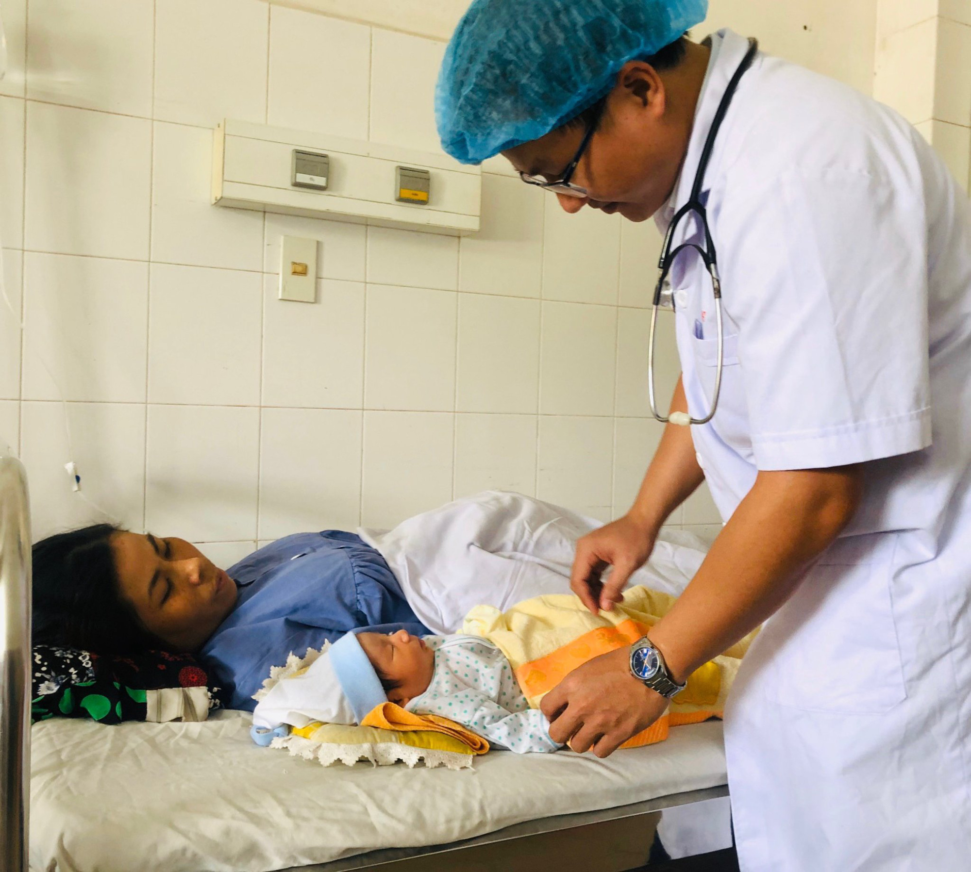 Sản phụ mắc sốt xuất huyết được cấp cứu kịp thời qua cơn nguy kịch - Ảnh 1. Sản phụ mắc sốt xuất huyết được cấp cứu kịp thời qua cơn nguy kịch - Ảnh 1.