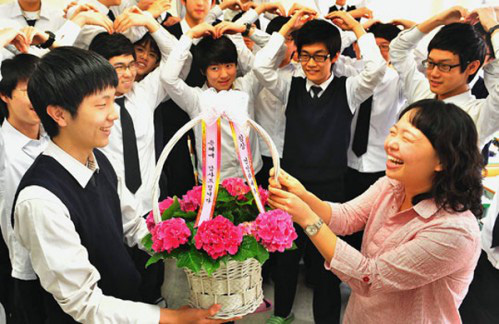 Ngó qua ngày Nhà giáo Hàn Quốc: Đủ mọi hoạt động kỷ niệm thú vị, thầy cô đã nghỉ hưu cũng luôn được nhớ tới - Ảnh 2.