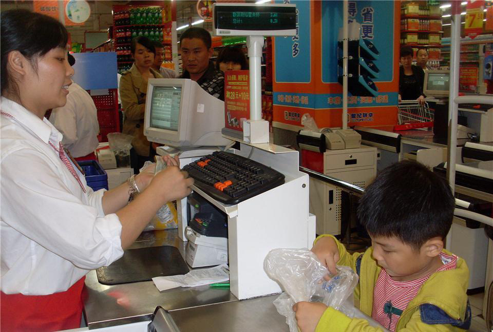 Con trai vô tư bóc bánh ăn chưa trả tiền, nhân viên siêu thị lớn tiếng buộc tội ăn cắp - Ảnh 1. Con trai vô tư bóc bánh ăn chưa trả tiền, nhân viên siêu thị lớn tiếng buộc tội ăn cắp - Ảnh 1.
