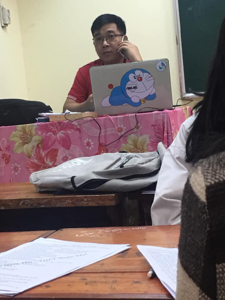 Mang laptop đi dạy, thầy giáo vô tình để lộ một chi tiết khiến học sinh vừa cười vừa ngỡ ngàng: Hay là thầy mang nhầm đồ của con? - Ảnh 2. Mang laptop đi dạy, thầy giáo vô tình để lộ một chi tiết khiến học sinh vừa cười vừa ngỡ ngàng: Hay là thầy mang nhầm đồ của con? - Ảnh 2.