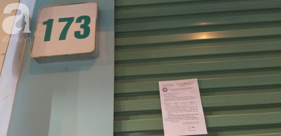 Cửa hàng IFU trên phố Chùa Bộc đóng cửa nhiều ngày nay, bên ngoài có tờ thông báo yêu cầu nộp tiền nước Cửa hàng IFU trên phố Chùa Bộc đóng cửa nhiều ngày nay, bên ngoài có tờ thông báo yêu cầu nộp tiền nước