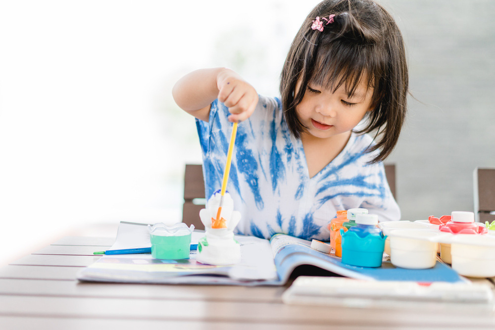 Để mặc con gái 5 tuổi làm bài tập vẽ về nhà, mẹ quay lại kiểm tra thì dở khóc dở cười: Gà con hay đậu phộng? - Ảnh 1. Để mặc con gái 5 tuổi làm bài tập vẽ về nhà, mẹ quay lại kiểm tra thì dở khóc dở cười: Gà con hay đậu phộng? - Ảnh 1.