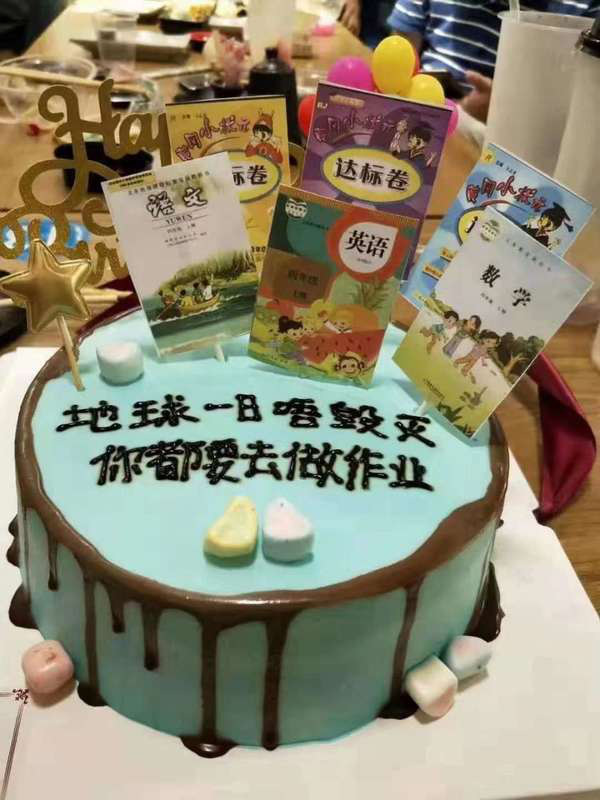 Có thể hai vị phụ huynh cho rằng những hình ảnh trên bánh không đủ ấn tượng nên đã ghi thêm vài dòng nhắn nhủ trên bánh mà đa số những người ở độ tuổi đi học đều 