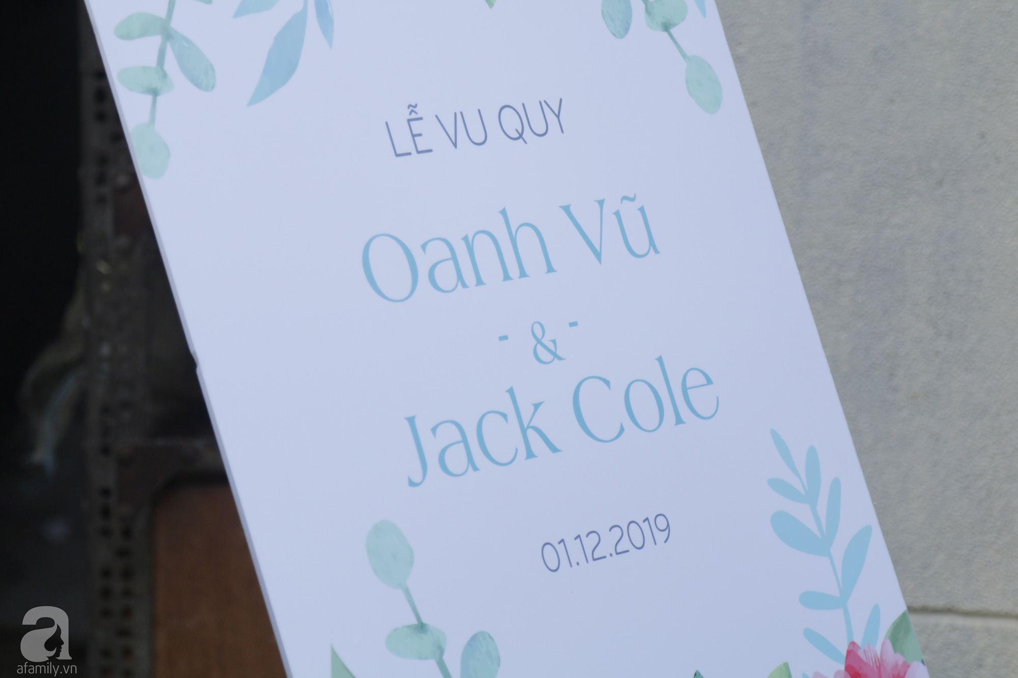 Đám cưới Á hậu Hoàng Oanh cùng bạn trai ngoại quốc: Ca sĩ Ái Phương cùng các chị em "Ngựa Hoang" diện áo dài trắng có mặt đầy đủ - Ảnh 10. Đám cưới Á hậu Hoàng Oanh cùng bạn trai ngoại quốc: Ca sĩ Ái Phương cùng các chị em "Ngựa Hoang" diện áo dài trắng có mặt đầy đủ - Ảnh 10.