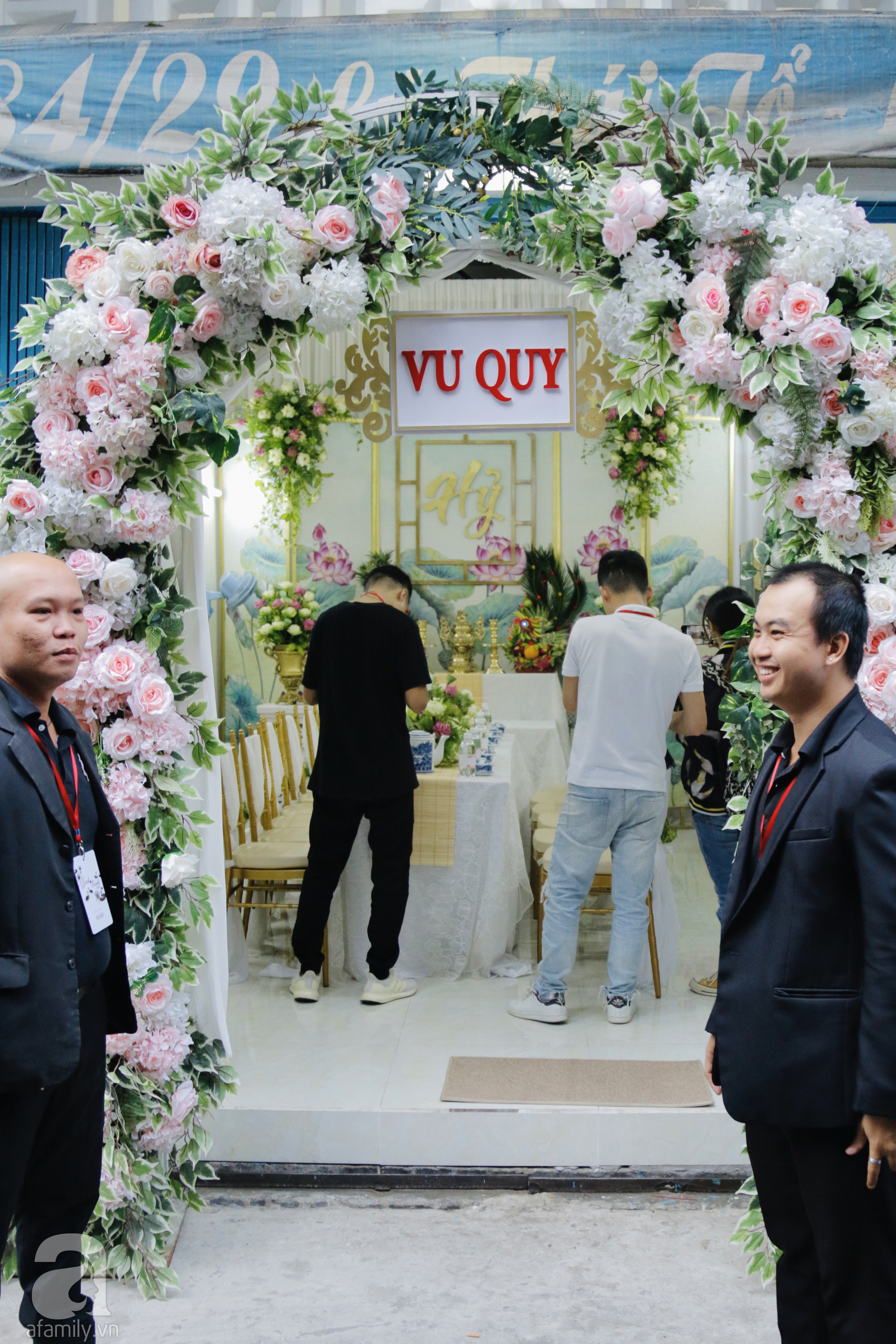 Đám cưới Á hậu Hoàng Oanh cùng bạn trai ngoại quốc: Ca sĩ Ái Phương cùng các chị em "Ngựa Hoang" diện áo dài trắng có mặt đầy đủ - Ảnh 11. Đám cưới Á hậu Hoàng Oanh cùng bạn trai ngoại quốc: Ca sĩ Ái Phương cùng các chị em "Ngựa Hoang" diện áo dài trắng có mặt đầy đủ - Ảnh 11.