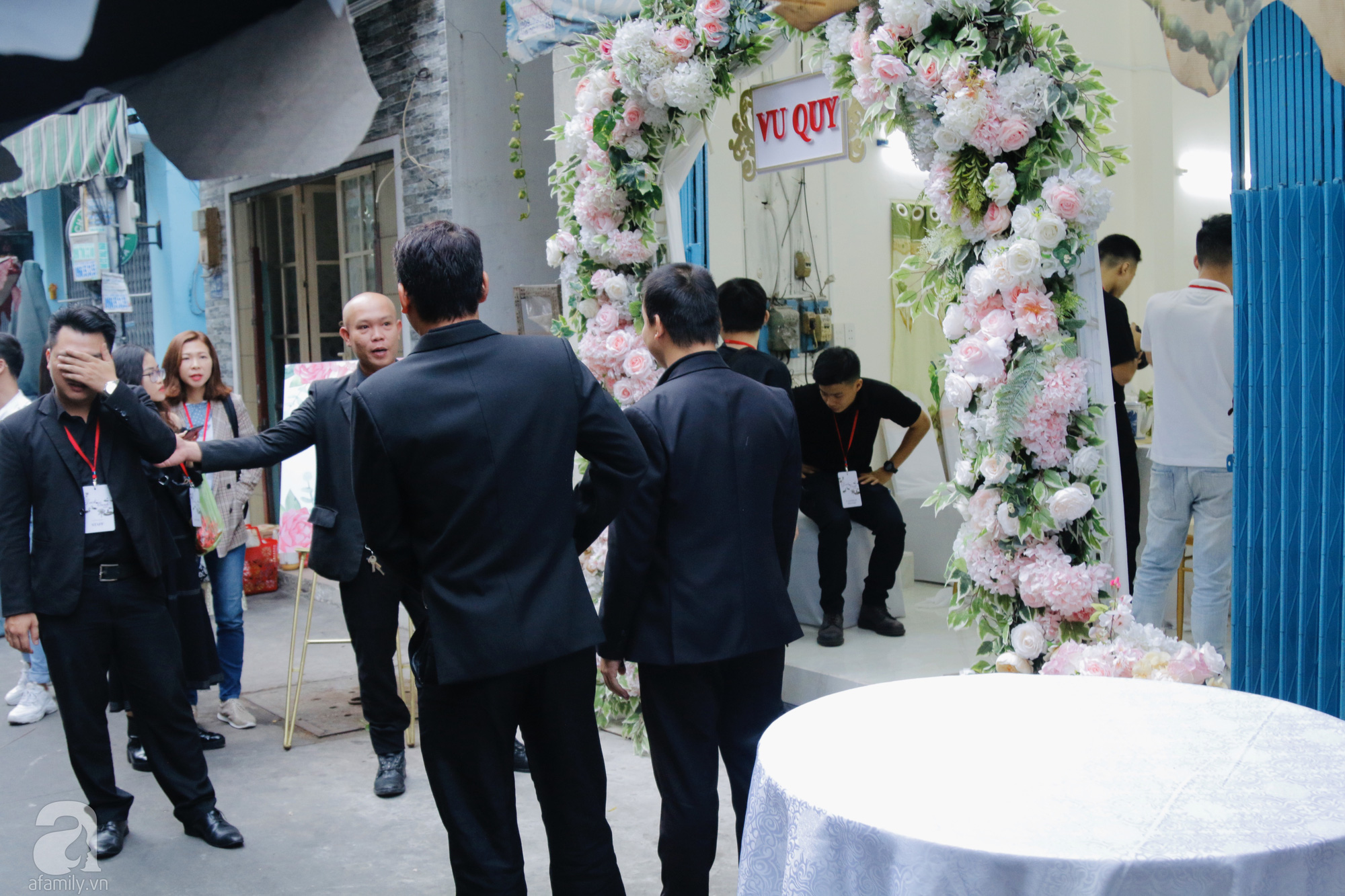 Đám cưới Á hậu Hoàng Oanh cùng bạn trai ngoại quốc: Ca sĩ Ái Phương cùng các chị em "Ngựa Hoang" diện áo dài trắng có mặt đầy đủ - Ảnh 14. Đám cưới Á hậu Hoàng Oanh cùng bạn trai ngoại quốc: Ca sĩ Ái Phương cùng các chị em "Ngựa Hoang" diện áo dài trắng có mặt đầy đủ - Ảnh 14.