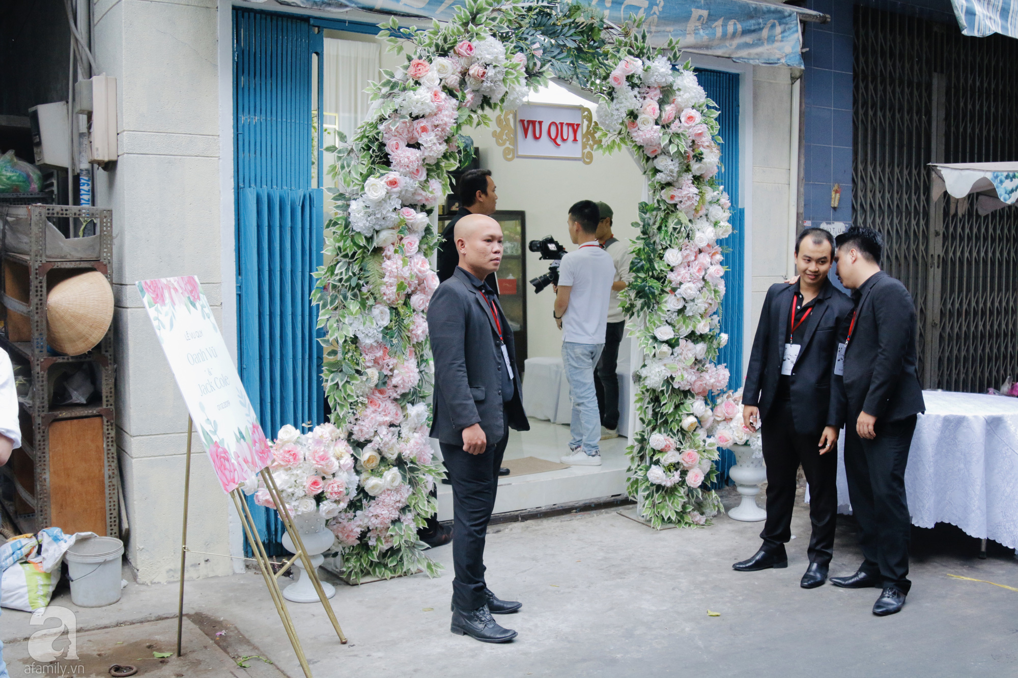 Đám cưới Á hậu Hoàng Oanh cùng bạn trai ngoại quốc: Ca sĩ Ái Phương cùng các chị em "Ngựa Hoang" diện áo dài trắng có mặt đầy đủ - Ảnh 15. Đám cưới Á hậu Hoàng Oanh cùng bạn trai ngoại quốc: Ca sĩ Ái Phương cùng các chị em "Ngựa Hoang" diện áo dài trắng có mặt đầy đủ - Ảnh 15.