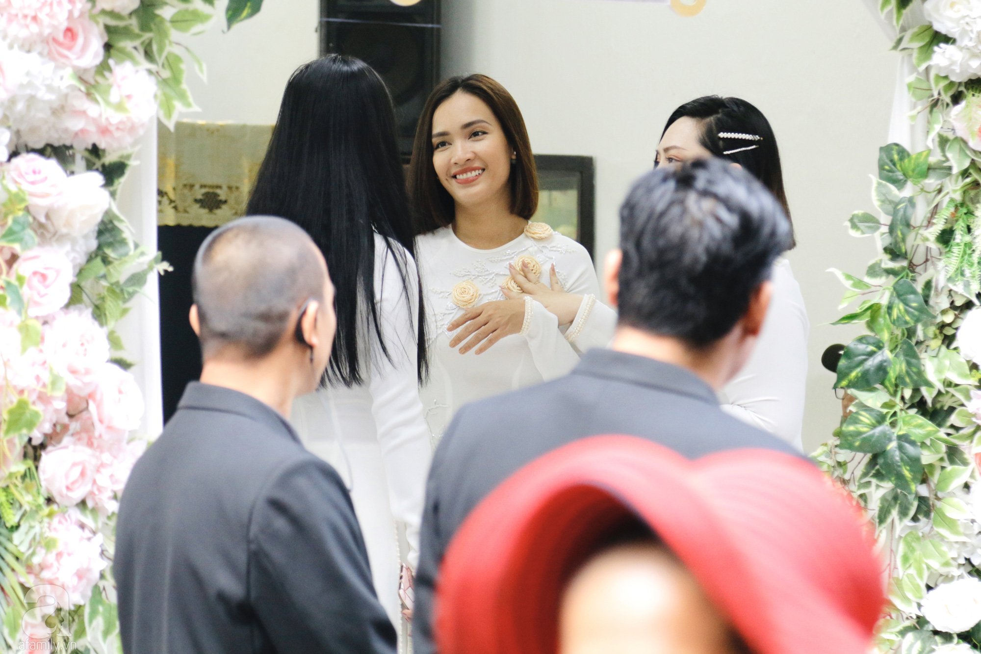 Đám cưới Á hậu Hoàng Oanh cùng bạn trai ngoại quốc: Ca sĩ Ái Phương cùng các chị em "Ngựa Hoang" diện áo dài trắng có mặt đầy đủ - Ảnh 7. Đám cưới Á hậu Hoàng Oanh cùng bạn trai ngoại quốc: Ca sĩ Ái Phương cùng các chị em "Ngựa Hoang" diện áo dài trắng có mặt đầy đủ - Ảnh 7.