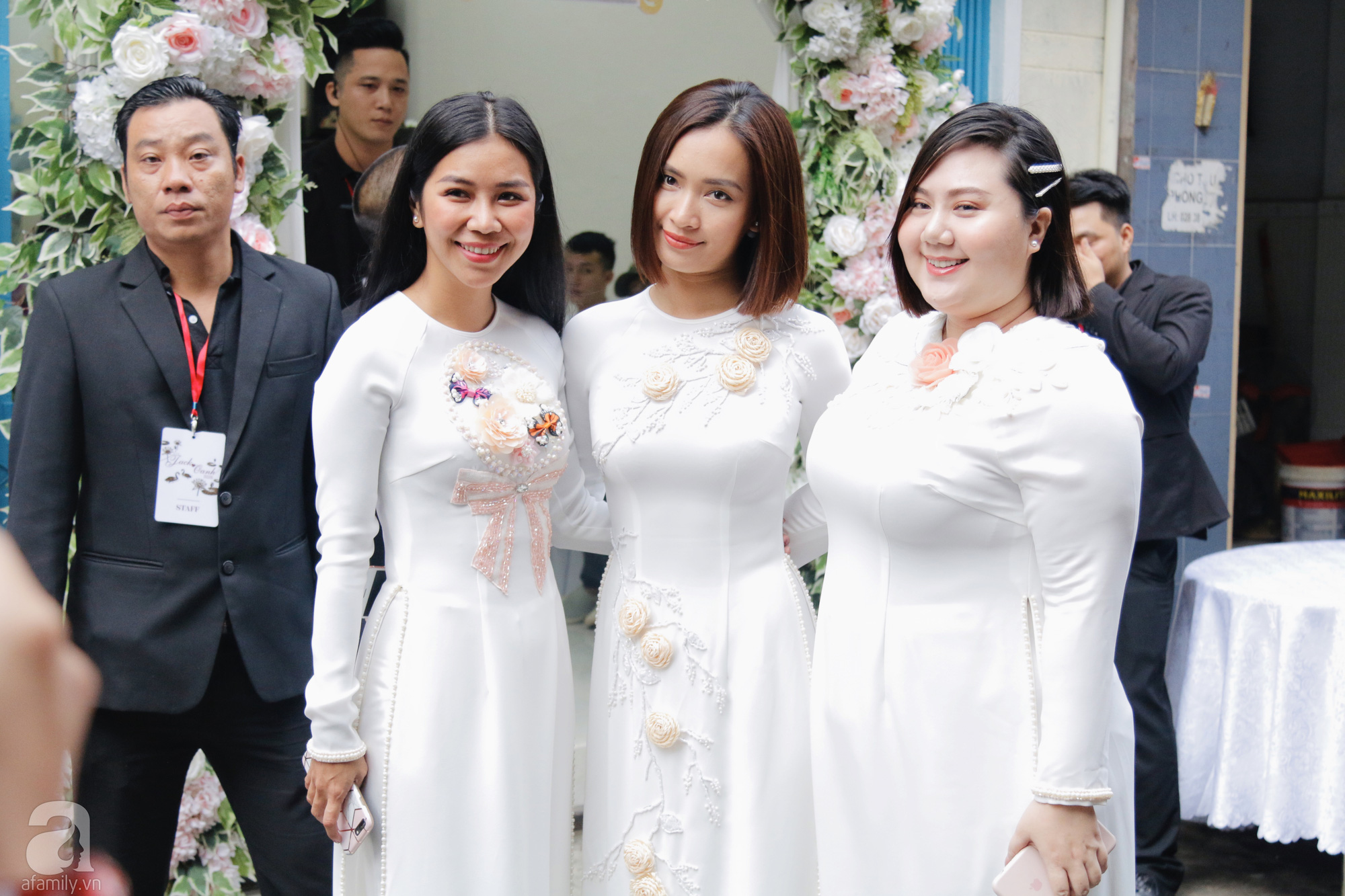 Đám cưới Á hậu Hoàng Oanh cùng bạn trai ngoại quốc: Ca sĩ Ái Phương cùng các chị em "Ngựa Hoang" diện áo dài trắng có mặt đầy đủ - Ảnh 2. Đám cưới Á hậu Hoàng Oanh cùng bạn trai ngoại quốc: Ca sĩ Ái Phương cùng các chị em "Ngựa Hoang" diện áo dài trắng có mặt đầy đủ - Ảnh 2.