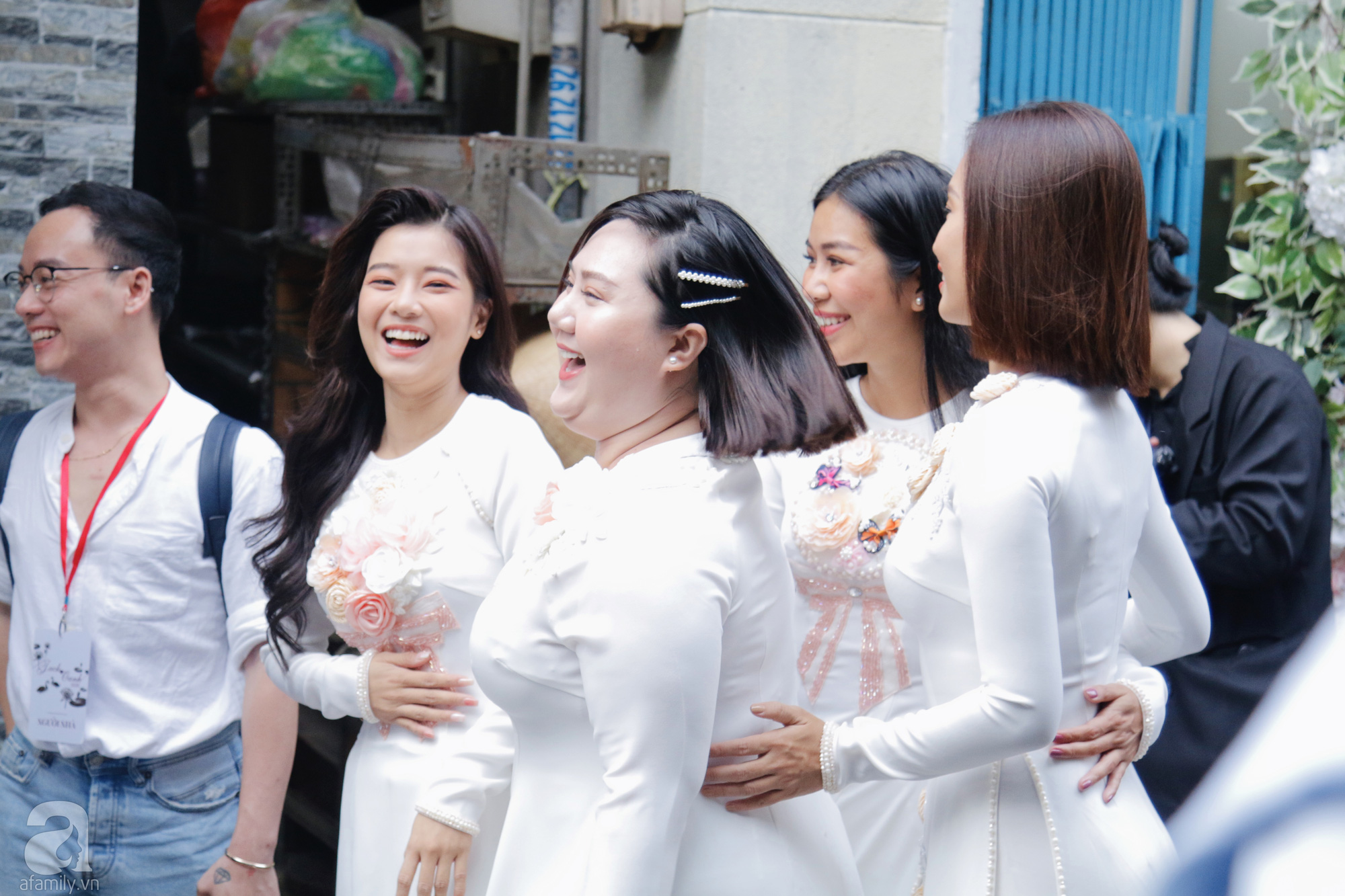 Đám cưới Á hậu Hoàng Oanh cùng bạn trai ngoại quốc: Ca sĩ Ái Phương cùng các chị em "Ngựa Hoang" diện áo dài trắng có mặt đầy đủ - Ảnh 3. Đám cưới Á hậu Hoàng Oanh cùng bạn trai ngoại quốc: Ca sĩ Ái Phương cùng các chị em "Ngựa Hoang" diện áo dài trắng có mặt đầy đủ - Ảnh 3.