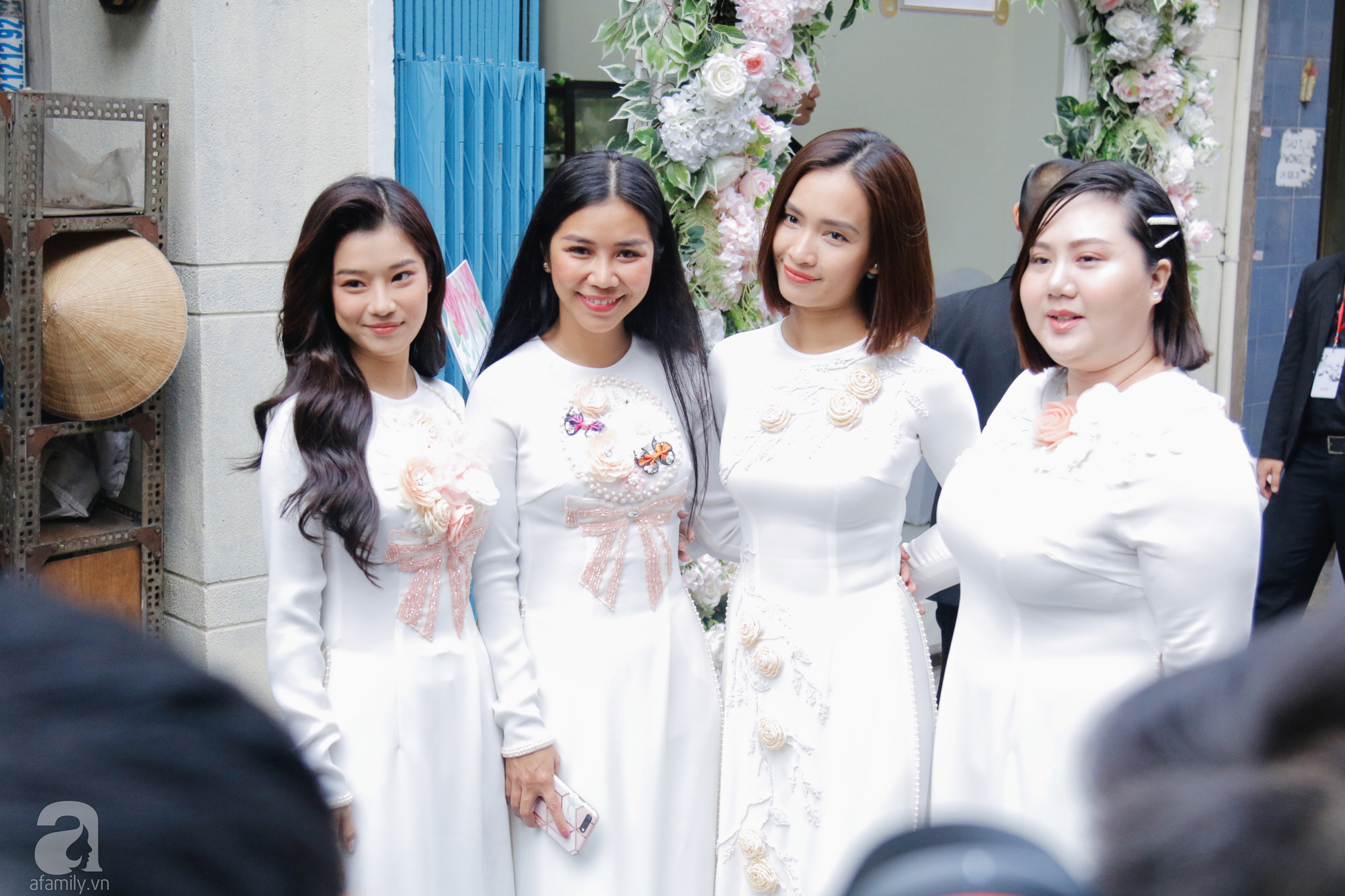 Đám cưới Á hậu Hoàng Oanh cùng bạn trai ngoại quốc: Ca sĩ Ái Phương cùng các chị em "Ngựa Hoang" diện áo dài trắng có mặt đầy đủ - Ảnh 4. Đám cưới Á hậu Hoàng Oanh cùng bạn trai ngoại quốc: Ca sĩ Ái Phương cùng các chị em "Ngựa Hoang" diện áo dài trắng có mặt đầy đủ - Ảnh 4.