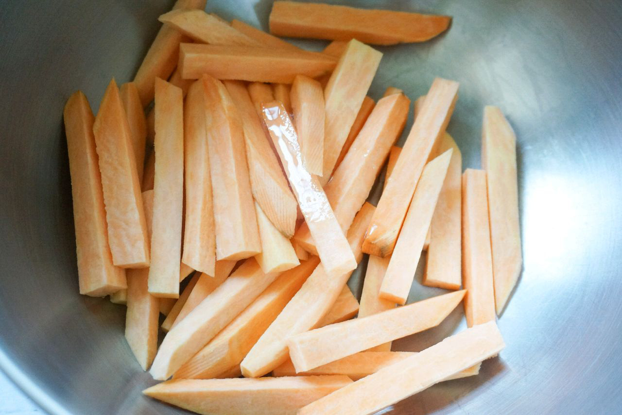 Cuối tuần đến rồi, l&agrave;m ngay khoai lang tẩm dừa ăn vặt cho healthy n&agrave;o c&aacute;c mẹ ơi! - Ảnh 2.