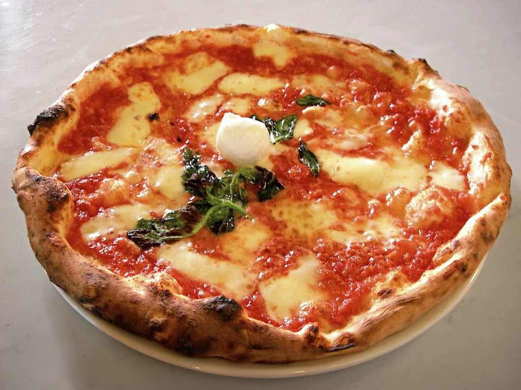 Đây là người đầu tiên trên thế giới đặt giao bánh pizza, và đó là một… nữ hoàng - Ảnh 2. Đây là người đầu tiên trên thế giới đặt giao bánh pizza, và đó là một… nữ hoàng - Ảnh 2.