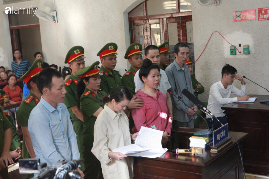Trực tiếp phiên xét xử 9 bị cáo vụ sát hại nữ sinh giao gà ở Điện Biên: Toà không triệu tập bà Trần Thị Hiền (mẹ bị hại) - Ảnh 1. Trực tiếp phiên xét xử 9 bị cáo vụ sát hại nữ sinh giao gà ở Điện Biên: Toà không triệu tập bà Trần Thị Hiền (mẹ bị hại) - Ảnh 1.