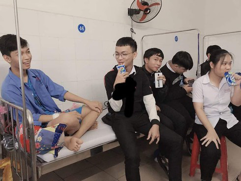 Bạn ốm cả hội k&eacute;o đi thăm, tưởng nghĩa nặng t&igrave;nh th&acirc;m thế n&agrave;o, nh&igrave;n h&agrave;nh động trong bệnh viện khổ chủ cũng cạn lời - Ảnh 3.