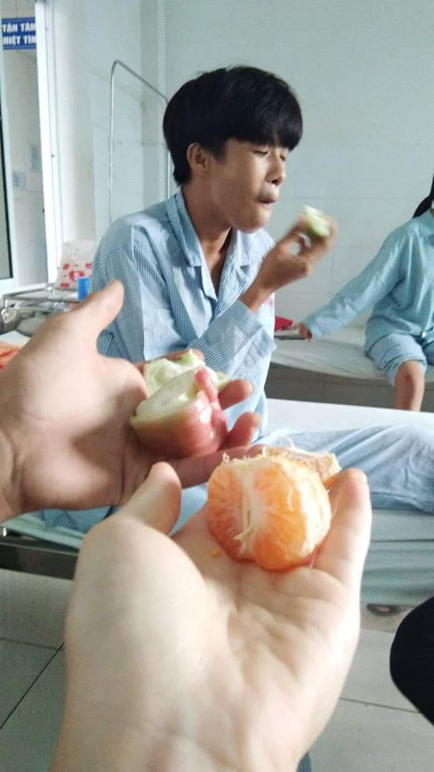 Bạn ốm cả hội k&eacute;o đi thăm, tưởng nghĩa nặng t&igrave;nh th&acirc;m thế n&agrave;o, nh&igrave;n h&agrave;nh động trong bệnh viện khổ chủ cũng cạn lời - Ảnh 4.