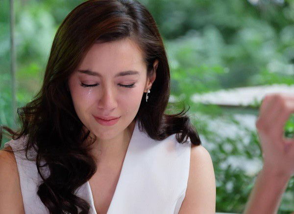 Thấy con gái ngày nào cũng ra "cái hố thần kì" chôn chôn lấp lấp thứ gì đó, tôi lén moi lên xem rồi chết lặng người trước những dòng chữ nghệch ngoạc của con - Ảnh 2. Thấy con gái ngày nào cũng ra "cái hố thần kì" chôn chôn lấp lấp thứ gì đó, tôi lén moi lên xem rồi chết lặng người trước những dòng chữ nghệch ngoạc của con - Ảnh 2.