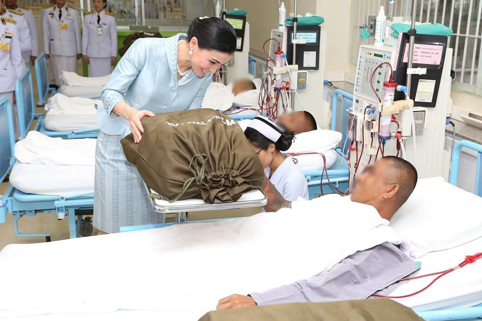 Sau khi Hoàng quý phi bị phế truất, Hoàng hậu Thái Lan ngày càng ghi điểm trước công chúng nhờ hai khoảnh khắc ý nghĩa này - Ảnh 2. Sau khi Hoàng quý phi bị phế truất, Hoàng hậu Thái Lan ngày càng ghi điểm trước công chúng nhờ hai khoảnh khắc ý nghĩa này - Ảnh 2.