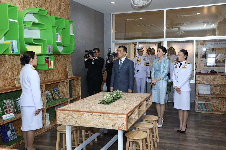 Sau khi Hoàng quý phi bị phế truất, Hoàng hậu Thái Lan ngày càng ghi điểm trước công chúng nhờ hai khoảnh khắc ý nghĩa này - Ảnh 1. Sau khi Hoàng quý phi bị phế truất, Hoàng hậu Thái Lan ngày càng ghi điểm trước công chúng nhờ hai khoảnh khắc ý nghĩa này - Ảnh 1.