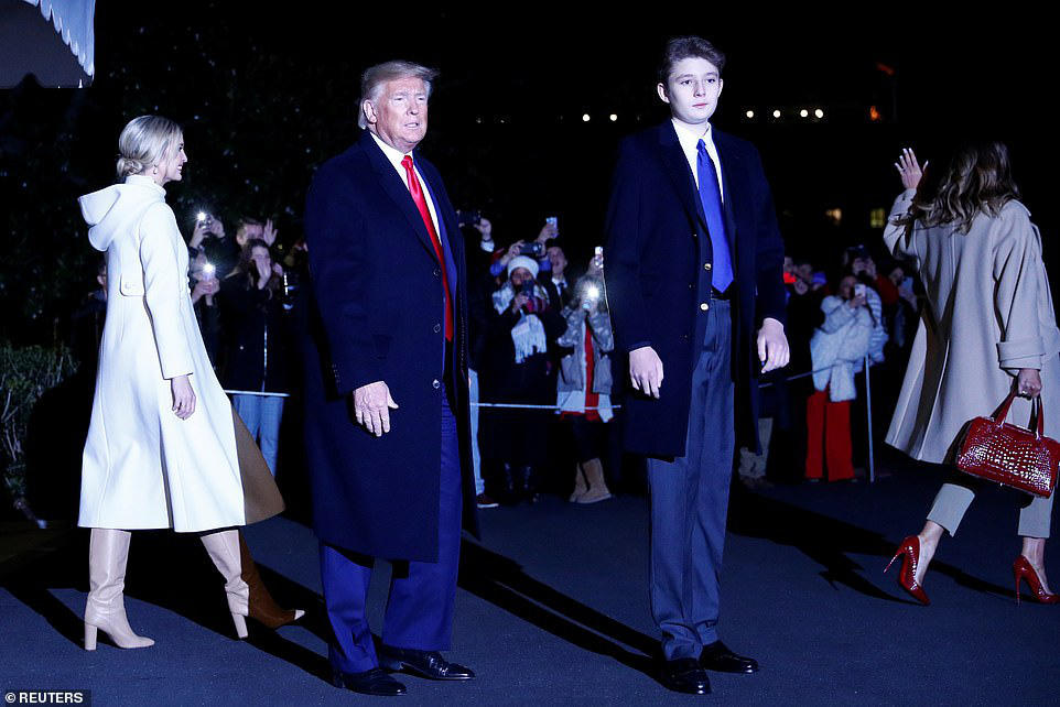 Sự biến mất bí ẩn của quý tử nhà Trump khiến người hâm mộ bức xúc, tức giận vì điều này - Ảnh 2. Sự biến mất bí ẩn của quý tử nhà Trump khiến người hâm mộ bức xúc, tức giận vì điều này - Ảnh 2.