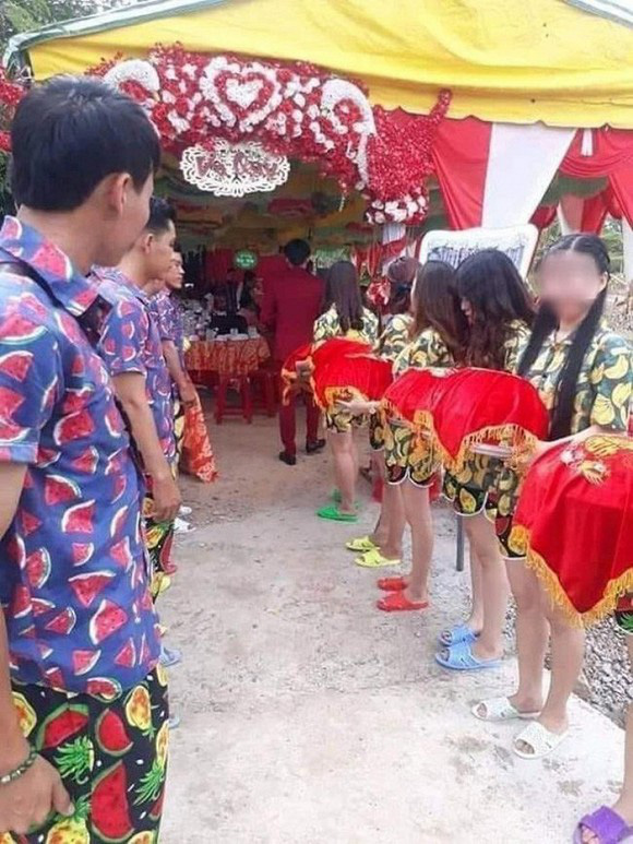 Ngày vui của cô dâu chú rể, cặp đôi nam nữ bê tráp lại làm hành động khiến ai cũng bức xúc - Ảnh 2.