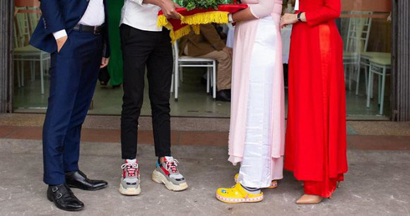 Ngày vui của cô dâu chú rể, cặp đôi nam nữ bê tráp lại làm hành động khiến ai cũng bức xúc - Ảnh 1.