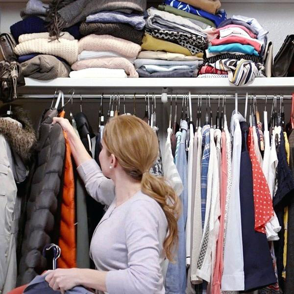 8 bước giúp bạn tối đa hóa không gian tủ quần áo bằng cách lưu trữ đồ theo mùa - Ảnh 2.